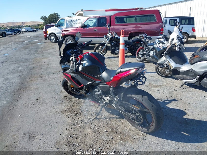 VIN ML5EXEM18MDA38394 2021 KAWASAKI EX650 M