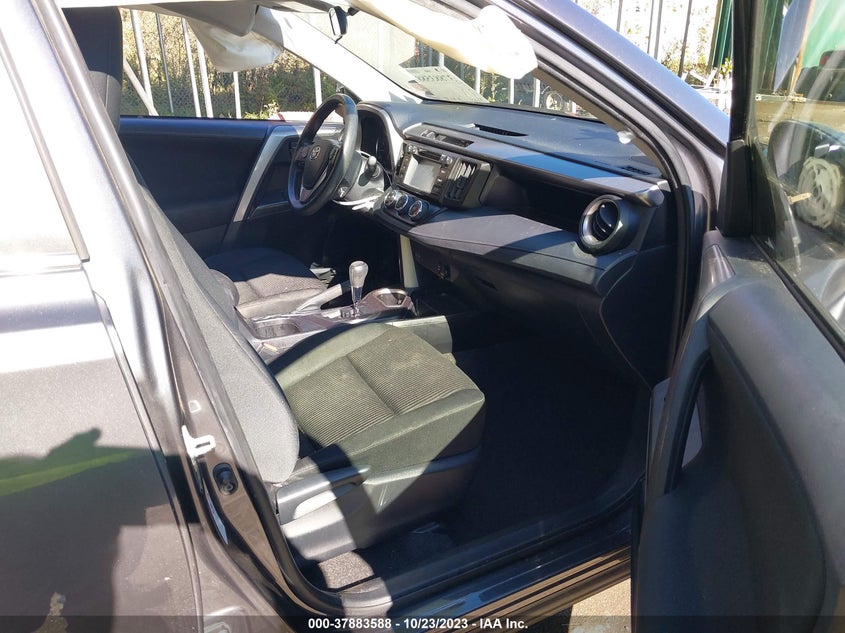 VIN JTMZFREV0JJ198007 2018 TOYOTA RAV4 LE