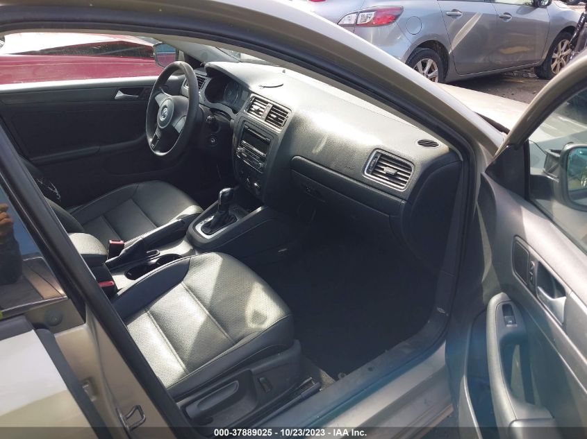 2014 VOLKSWAGEN JETTA SEDAN SE - 3VWD17AJ7EM243000