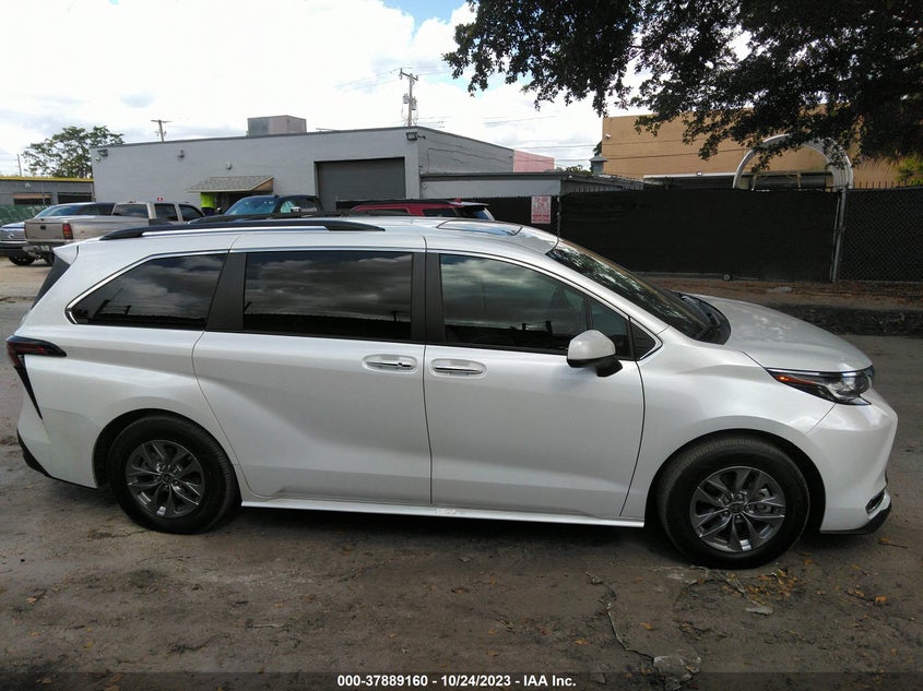VIN 5TDYRKEC5NS131744 2022 TOYOTA SIENNA XLE