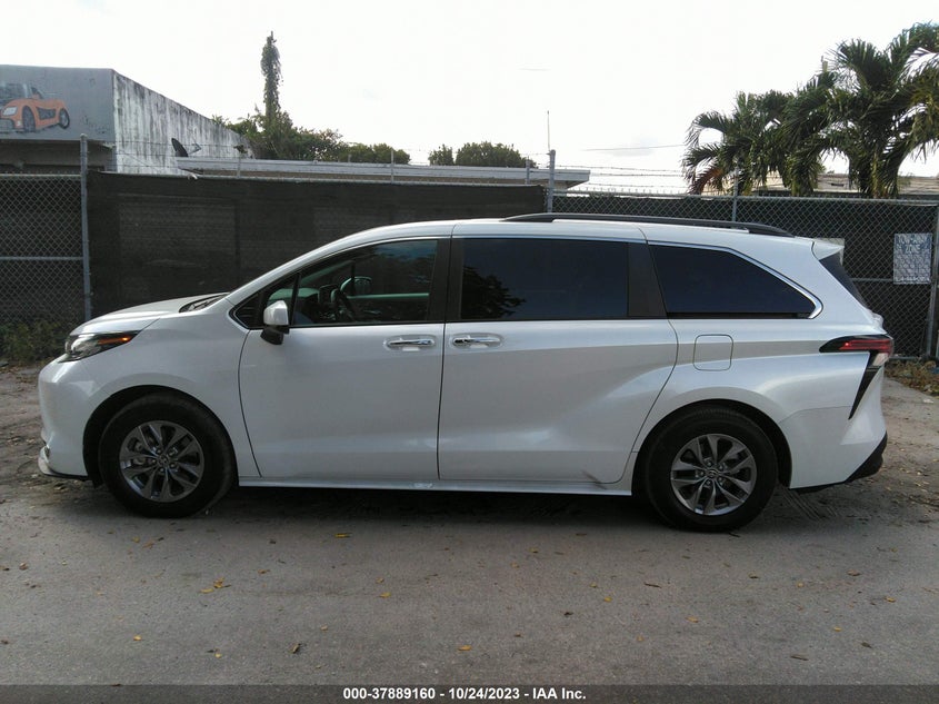 VIN 5TDYRKEC5NS131744 2022 TOYOTA SIENNA XLE