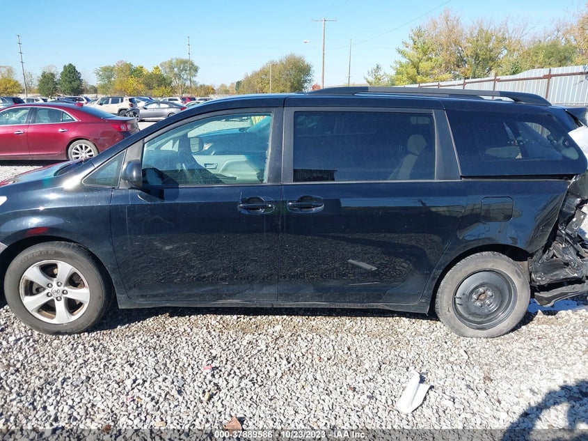 VIN 5TDKZ3DC0HS879819 2017 TOYOTA SIENNA LE