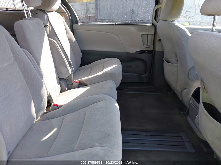 VIN 5TDKZ3DC0HS879819 2017 TOYOTA SIENNA LE