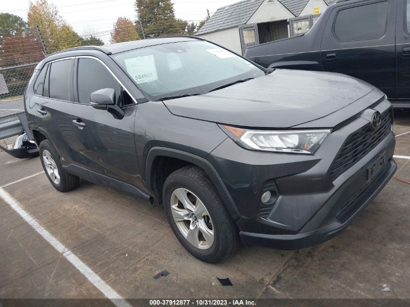 Lot #2539238170 2020 TOYOTA RAV4 XLE salvage car