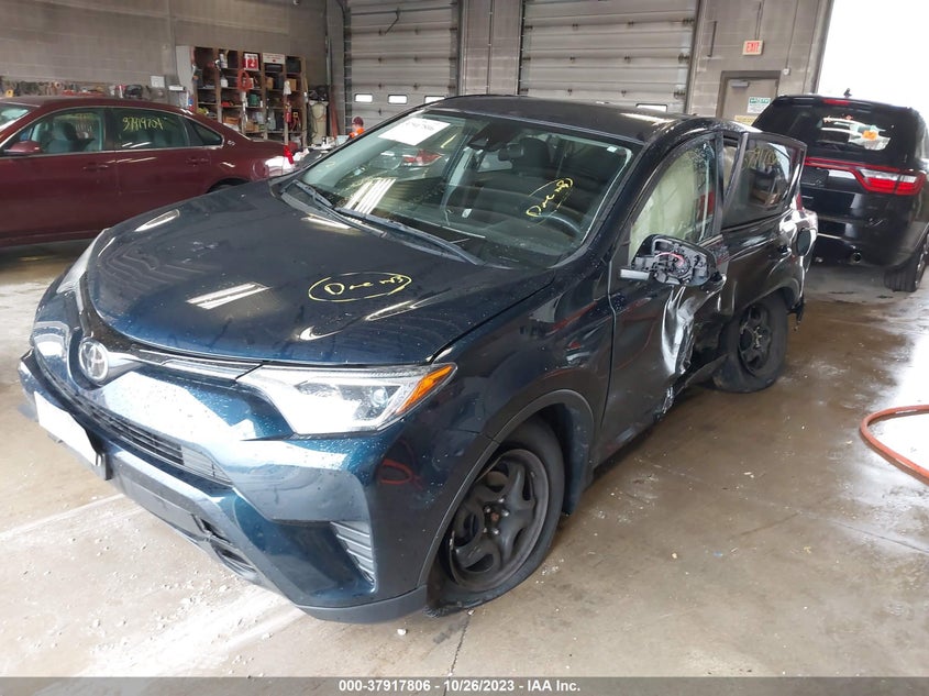 VIN JTMBFREV9JJ245908 2018 TOYOTA RAV4 LE