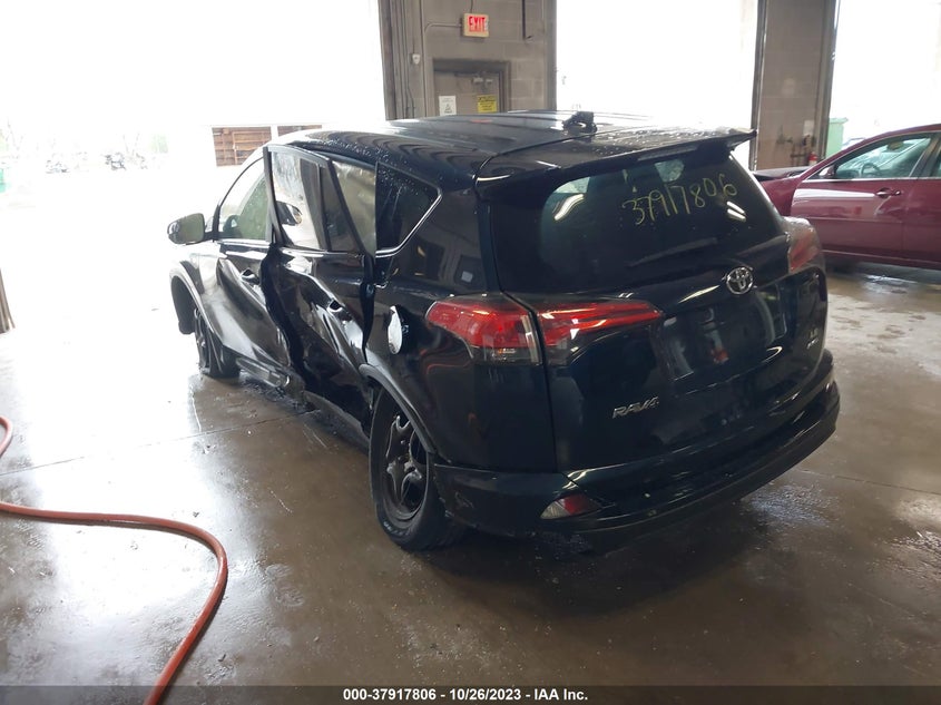 VIN JTMBFREV9JJ245908 2018 TOYOTA RAV4 LE