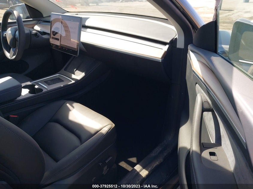VIN 7SAYGDEF8PF863663 2023 TESLA MODEL Y