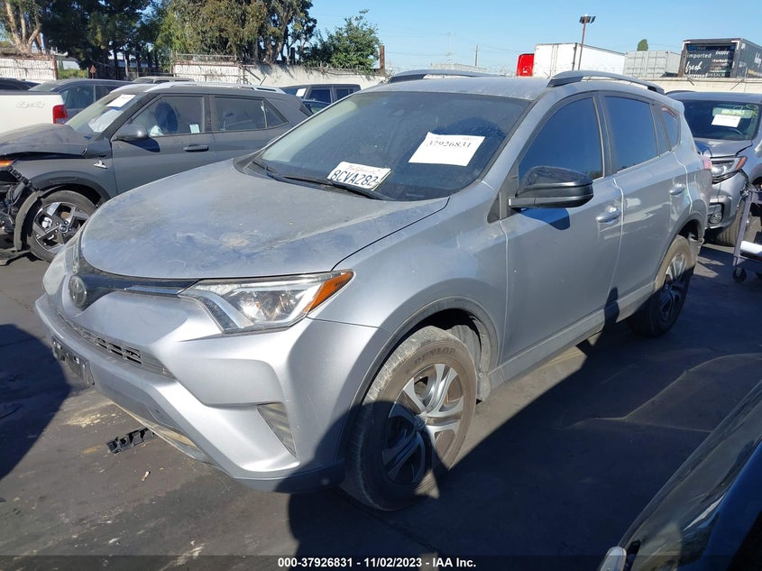 VIN JTMZFREV1JJ160768 2018 TOYOTA RAV4 LE