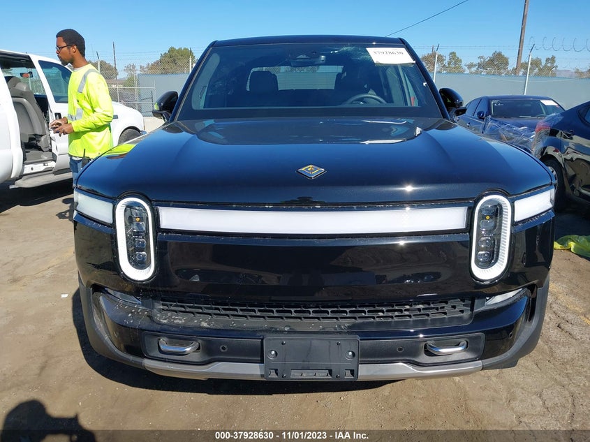VIN 7FCTGAAA9PN024102 2023 RIVIAN R1T ADVENTURE