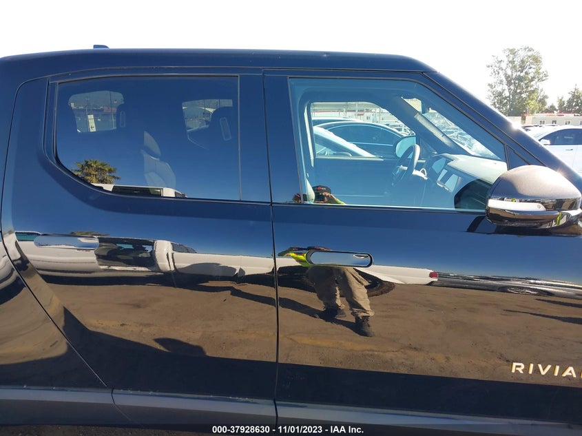VIN 7FCTGAAA9PN024102 2023 RIVIAN R1T ADVENTURE