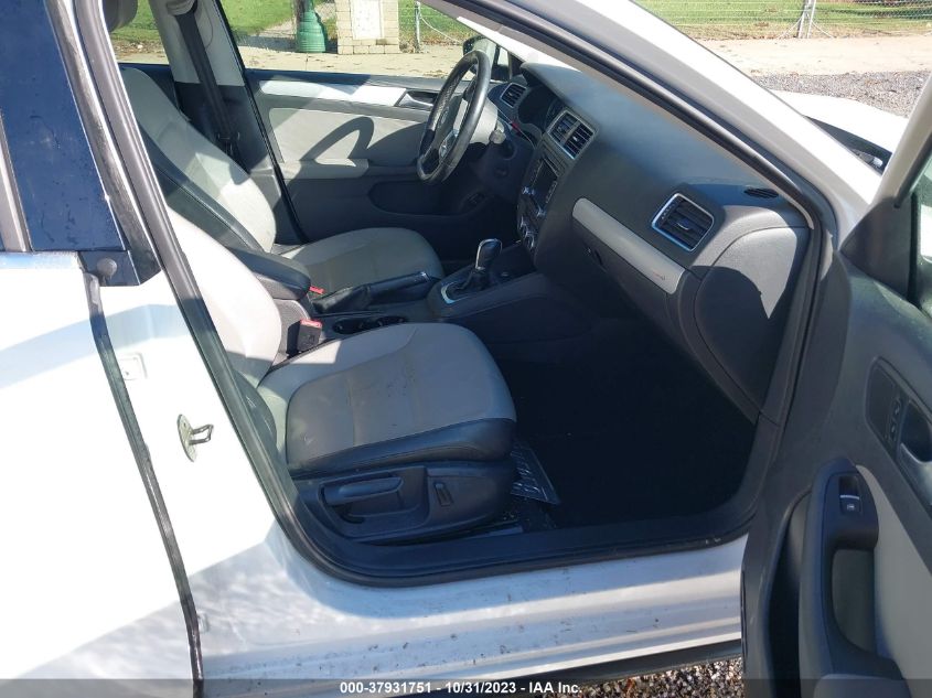 2014 VOLKSWAGEN JETTA SEDAN HYBRID SE 3VW637AJ2EM211400