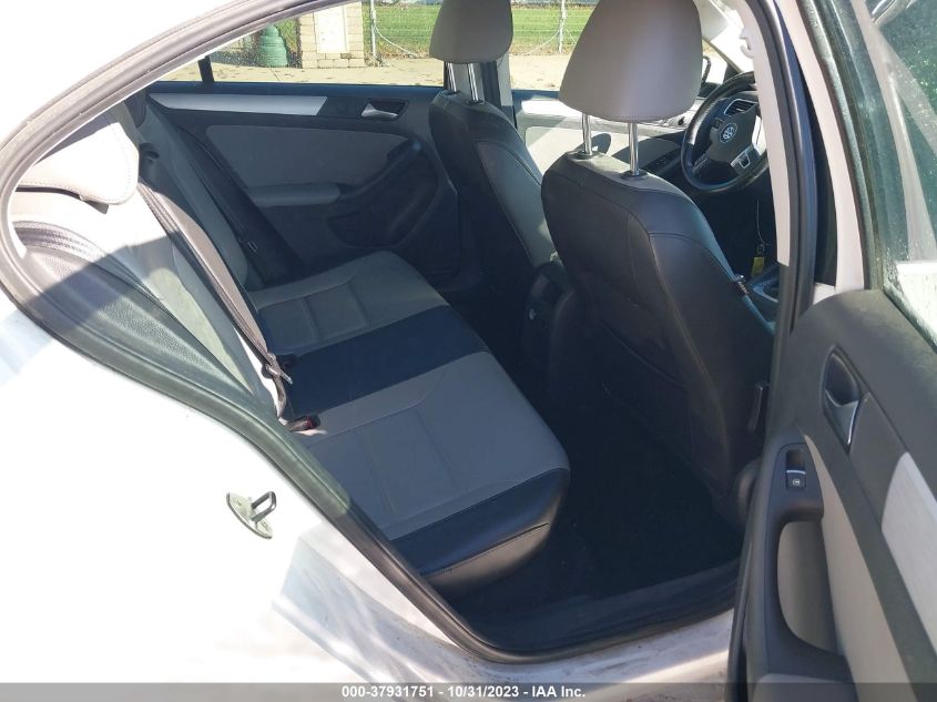 2014 VOLKSWAGEN JETTA SEDAN HYBRID SE 3VW637AJ2EM211400