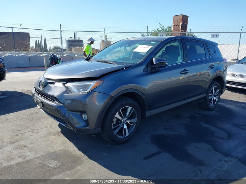 VIN JTMWFREV9JJ724427 2018 TOYOTA RAV4 XLE