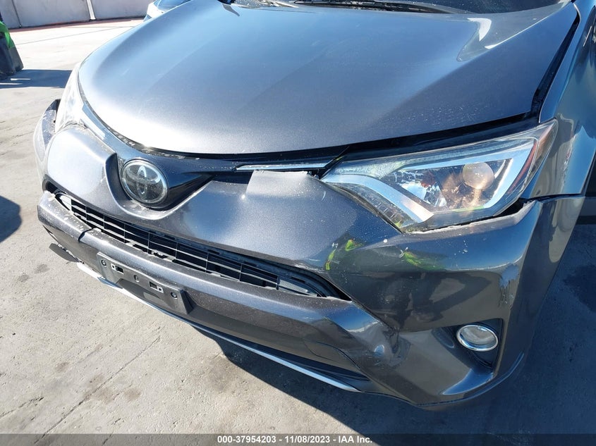 VIN JTMWFREV9JJ724427 2018 TOYOTA RAV4 XLE