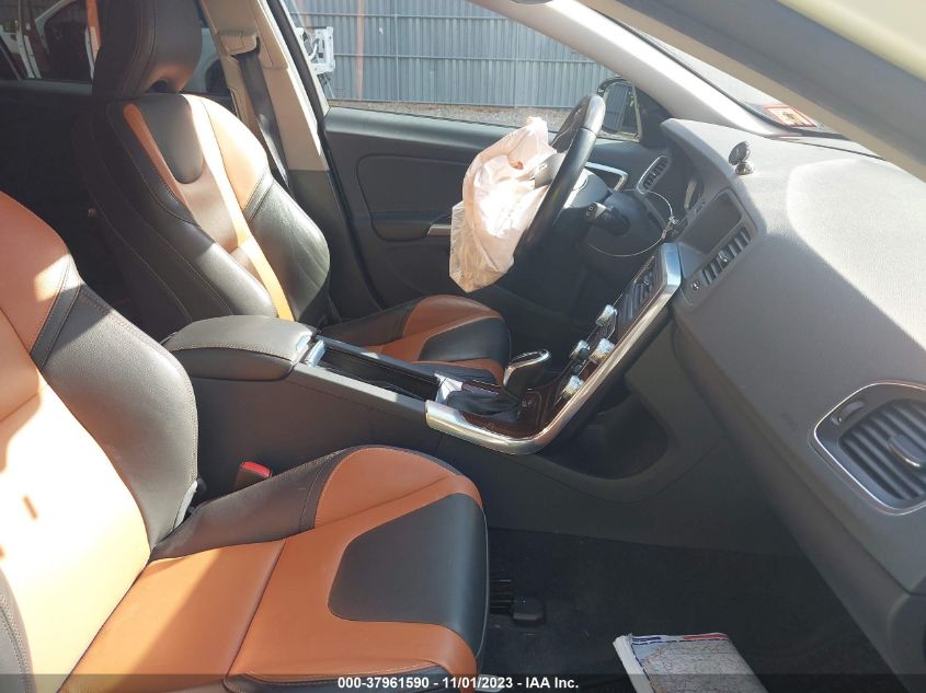 2016 VOLVO V60 CROSS COUNTRY T5 YV4612HK2G1006229