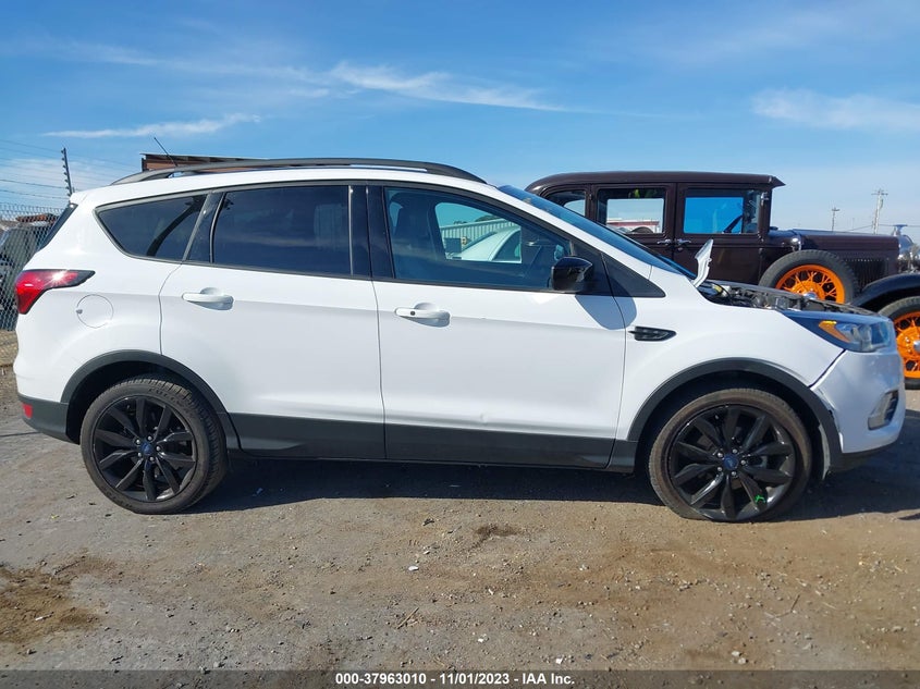 VIN 1FMCU0GD9KUA80562 2019 FORD ESCAPE SE
