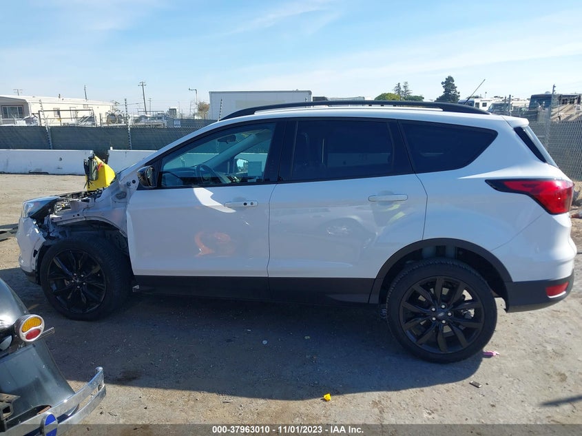 VIN 1FMCU0GD9KUA80562 2019 FORD ESCAPE SE