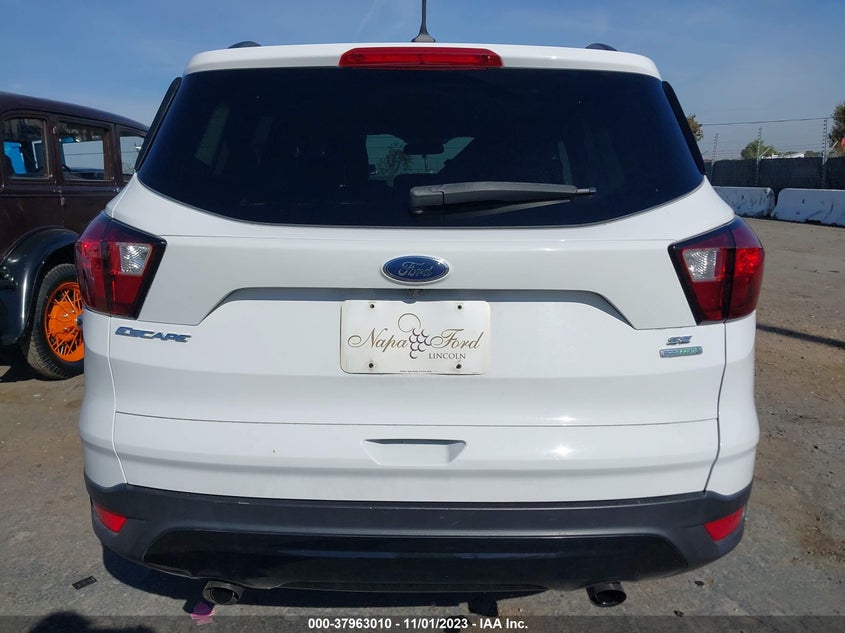 VIN 1FMCU0GD9KUA80562 2019 FORD ESCAPE SE