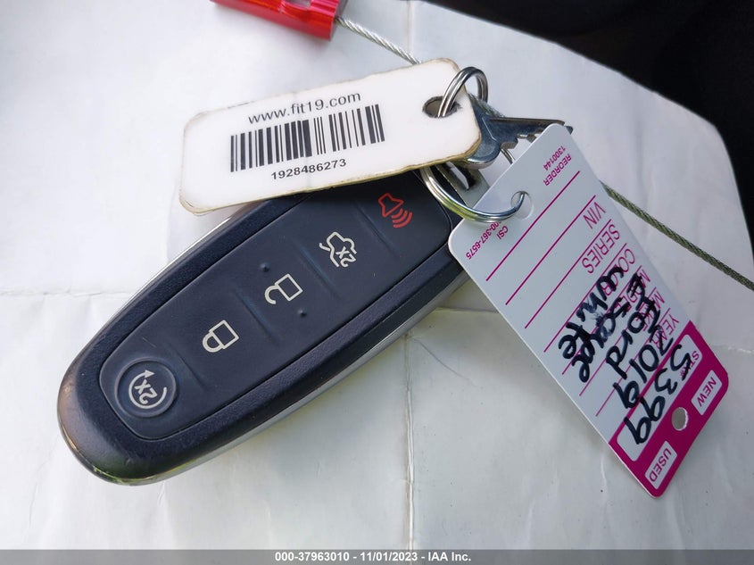 VIN 1FMCU0GD9KUA80562 2019 FORD ESCAPE SE