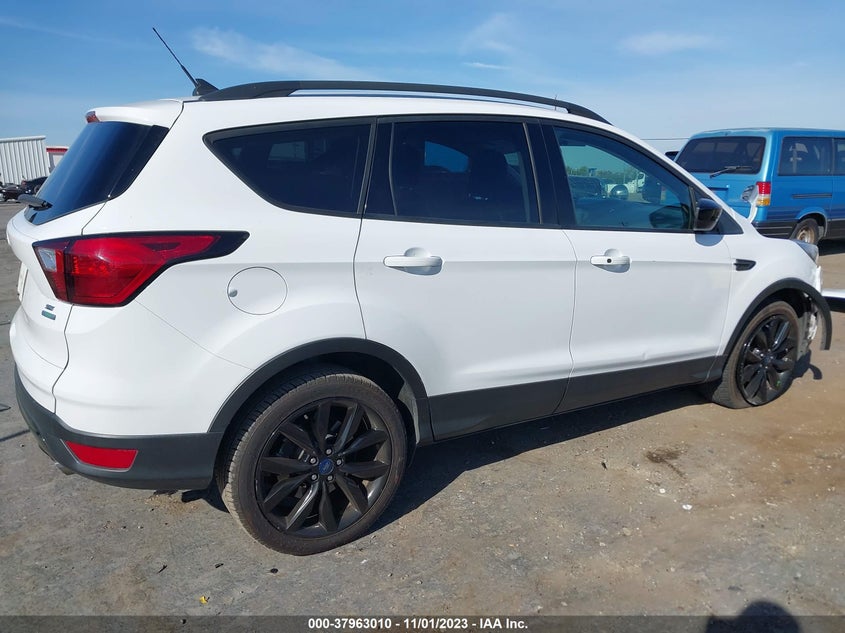 VIN 1FMCU0GD9KUA80562 2019 FORD ESCAPE SE