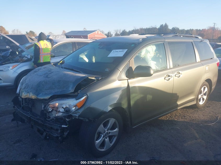 VIN 5TDKZ3DC2KS975992 2019 TOYOTA SIENNA LE