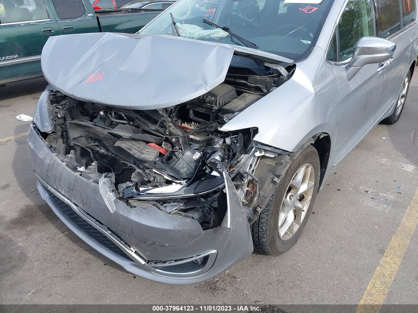 VIN 2C4RC1GG4JR185491 2018 CHRYSLER PACIFICA LIMITED