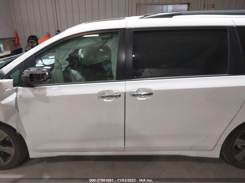 VIN 5TDXZ3DC5JS926435 2018 TOYOTA SIENNA SE/SE PREMIUM
