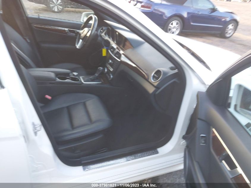 2014 MERCEDES-BENZ C 250 LUXURY/SPORT WDDGF4HB7EA913968
