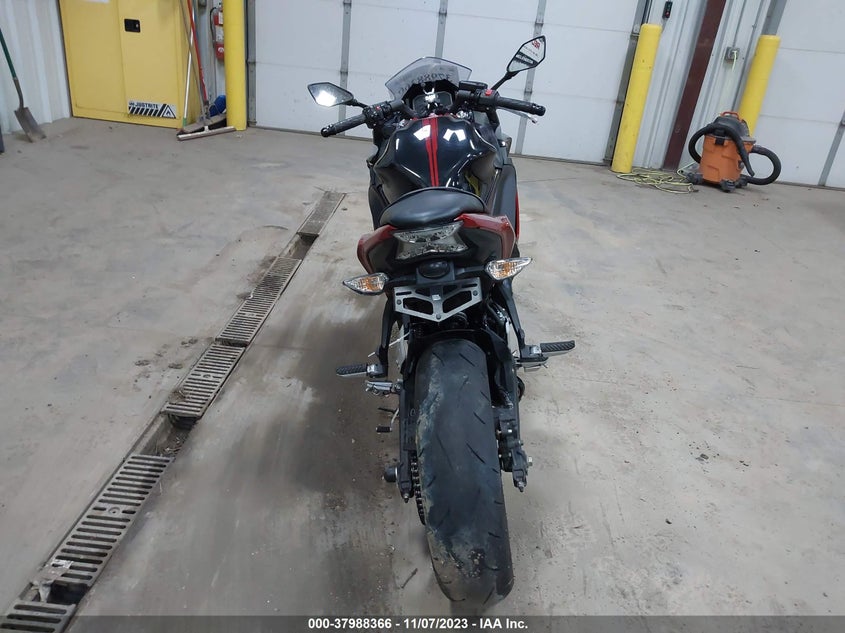 VIN ML5EXEM10MDA38034 2021 KAWASAKI EX650 M