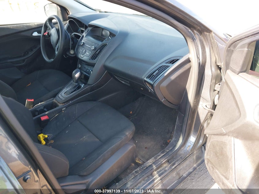 VIN 1FADP3F28JL300351 2018 FORD FOCUS SE