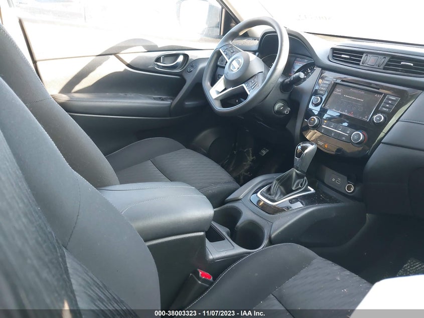 VIN KNMAT2MT2JP613628 2018 NISSAN ROGUE S/SV