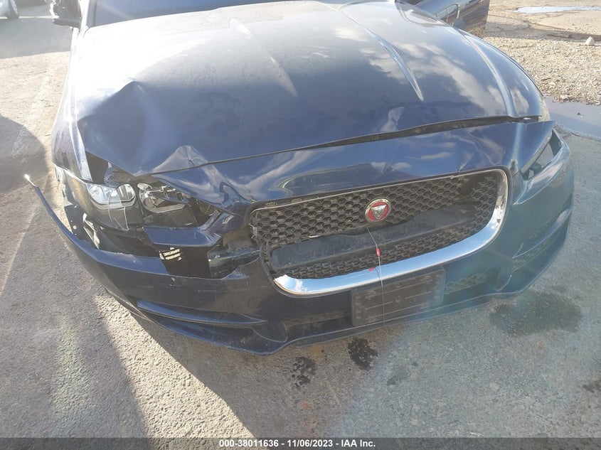 VIN SAJAD4BV9HA975824 2017 JAGUAR XE 35T PREMIUM