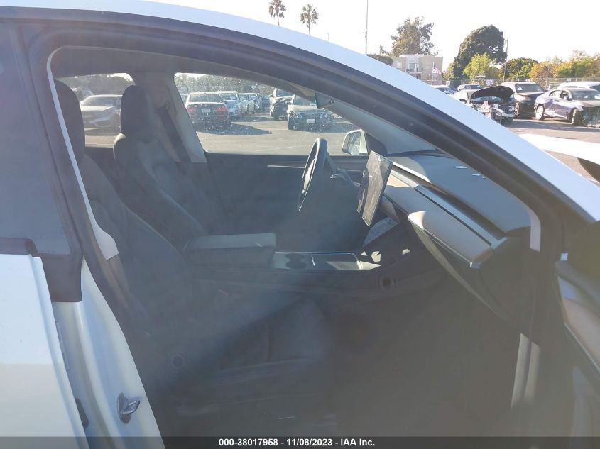 VIN 7SAYGDEE7NF560698 2022 TESLA MODEL Y