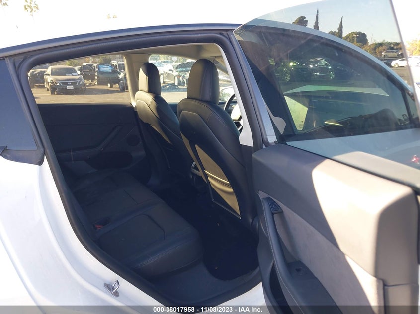 VIN 7SAYGDEE7NF560698 2022 TESLA MODEL Y
