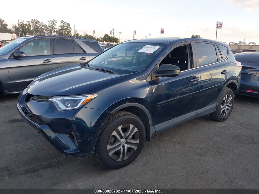 VIN JTMZFREV4JJ153569 2018 TOYOTA RAV4 LE