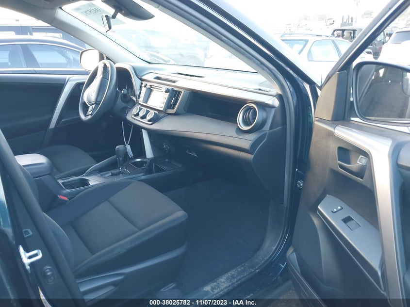 VIN JTMZFREV4JJ153569 2018 TOYOTA RAV4 LE