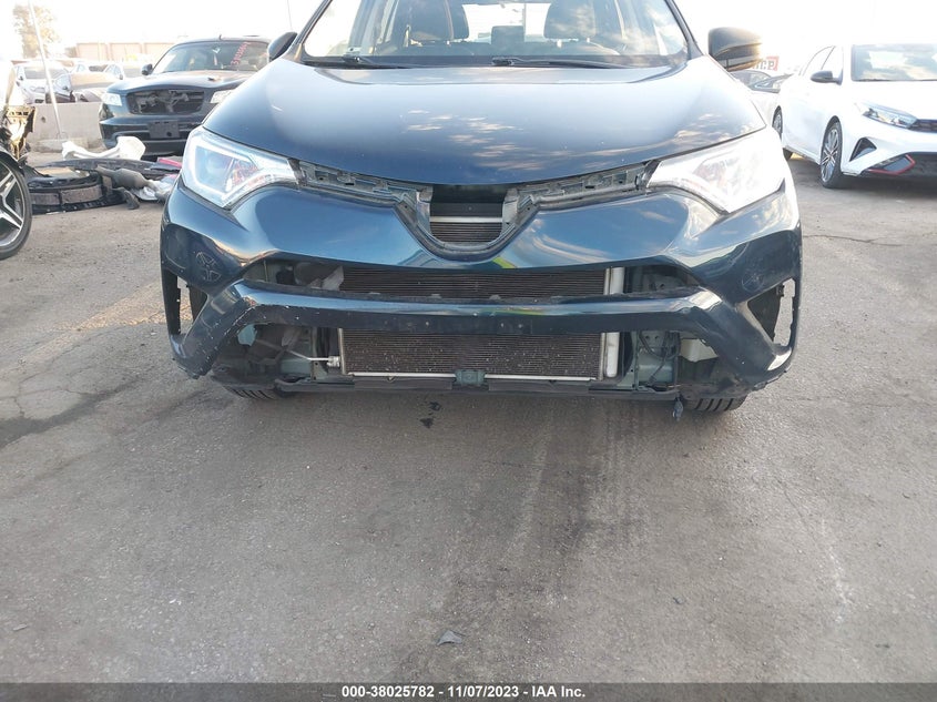 VIN JTMZFREV4JJ153569 2018 TOYOTA RAV4 LE