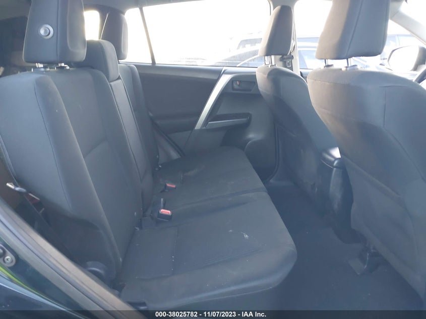 VIN JTMZFREV4JJ153569 2018 TOYOTA RAV4 LE