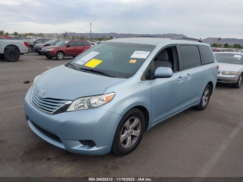 5TDKZ3DC7HS859373 2017 TOYOTA SIENNA, photo no. 2