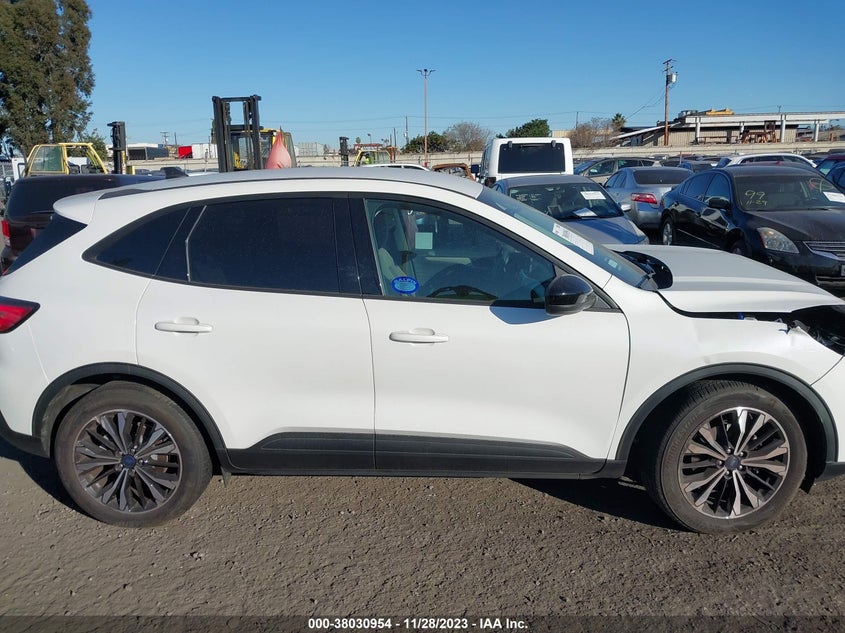 VIN 1FMCU0G62NUB51963 2022 FORD ESCAPE SE