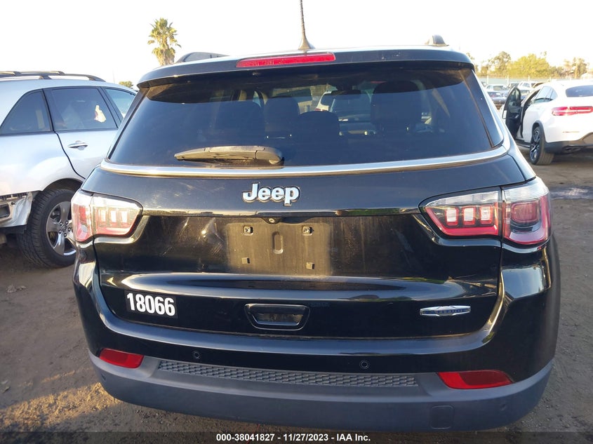 VIN 3C4NJCBB5JT266492 2018 JEEP COMPASS LATITUDE FWD