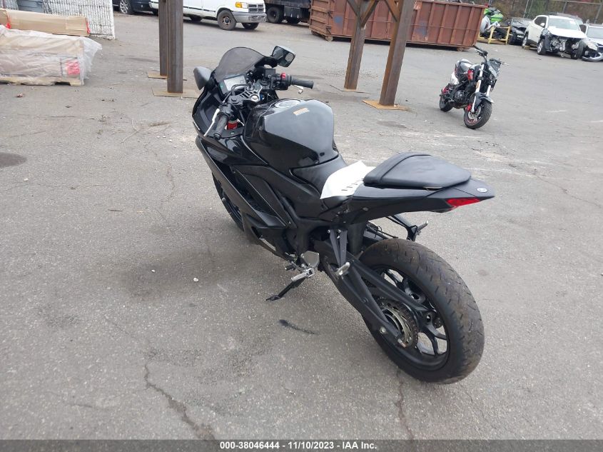 2023 YAMAHA YZFR3 A MH3RH18Y2PK011825