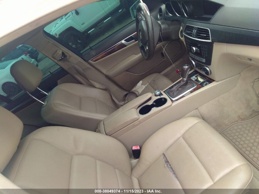 2013 MERCEDES-BENZ C 250 SPORT/LUXURY - WDDGF4HB7DR251647