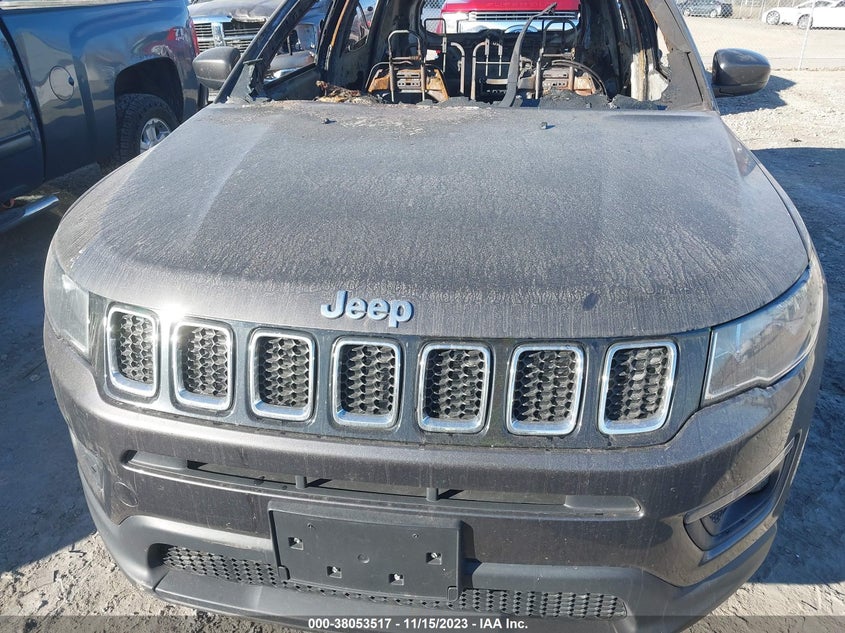 VIN 3C4NJDBB4JT423399 2018 JEEP COMPASS LATITUDE