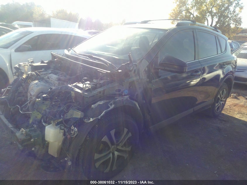VIN JTMZFREV9JJ208789 2018 TOYOTA RAV4 LE