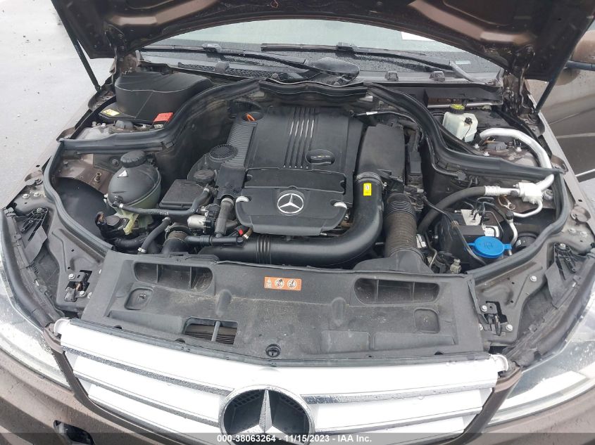 2013 MERCEDES-BENZ C 250 LUXURY/SPORT - WDDGF4HB0DA841901