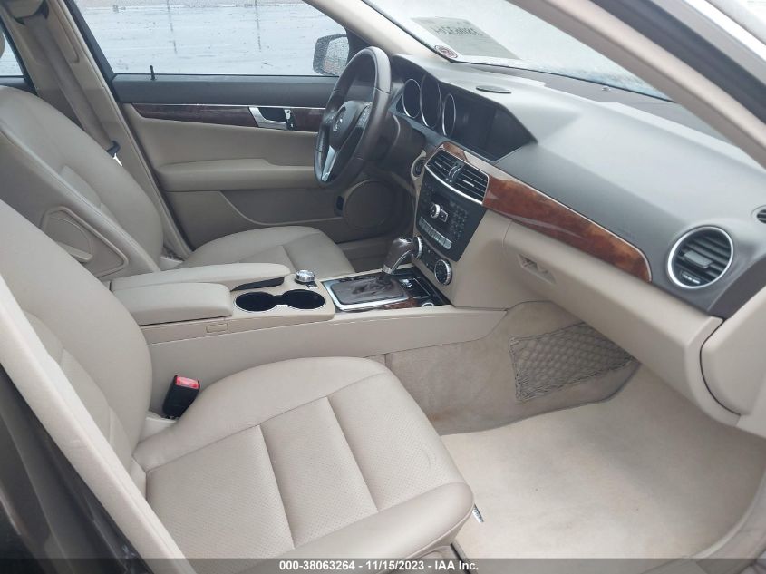 2013 MERCEDES-BENZ C 250 LUXURY/SPORT - WDDGF4HB0DA841901
