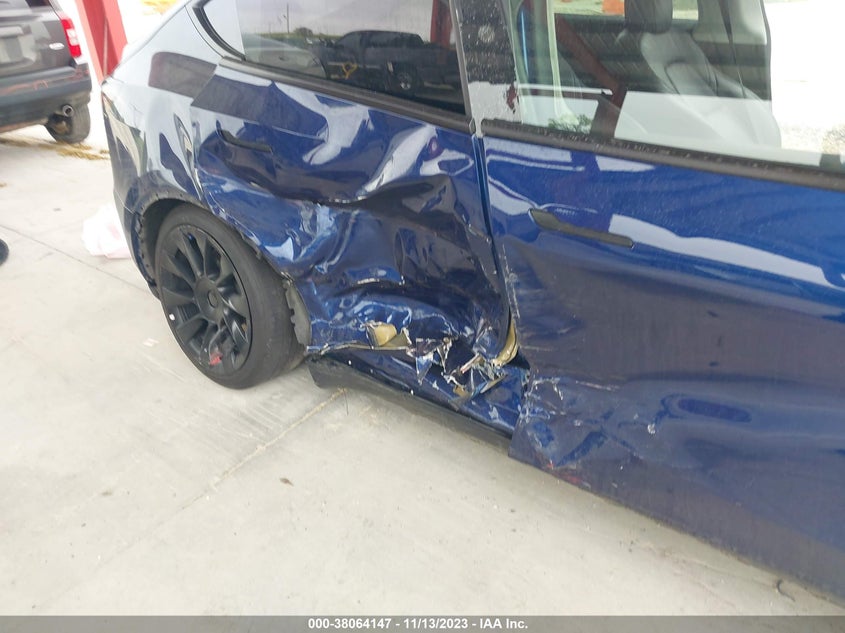 VIN 7SAYGAEE8NF532665 2022 TESLA MODEL Y