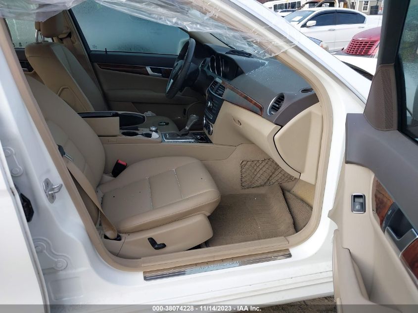 2013 MERCEDES-BENZ C 250 LUXURY/SPORT - WDDGF4HB4DR296481