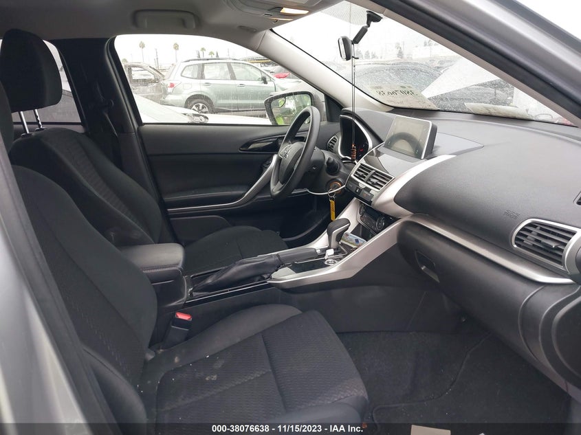 VIN JA4AT4AA0JZ070485 2018 MITSUBISHI ECLIPSE CROSS LE